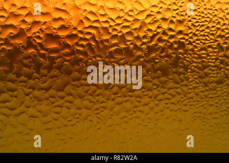 Makroaufnahme der Kondensation auf der Flasche voller gemischte Kräuter Saft Stockfoto