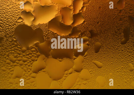 Verschiedene Muster von Kondensation auf dem Glas voller Farbe amber gekühltes Bier Stockfoto