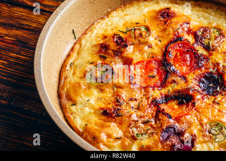 Gekochte frittata mit Chorizo, Tomaten und Paprika in einer Pfanne auf dunklem Hintergrund. Hohe Blickwinkel betrachten. Stockfoto