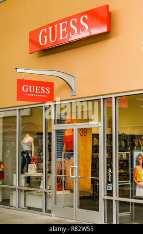 SEATTLE, WA, USA - JUNI 2018: Außenansicht des Guess Accessories Store im Premium Outlet Shopping Mall in der Nähe von Seattle. Stockfoto