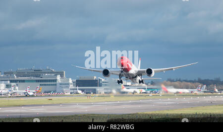 Flughafen Gatwick, England, Großbritannien - 09 Dezember 2018: Eine norwegische Flugzeug Airlines vom Flughafen London Gatwick entfernt, mit Jet wash Wirbelschleppen Stockfoto