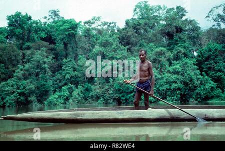 Eine Asmat boot Mann Paddel durch die Sümpfe auf der südlichen Seite von West-papua/Irian Jaya ein Bereich, der als einer der remote in der Welt anerkannt ist. Derzeit ist diese Region unter Drohung von eine Welt Projekt Bank, der gerade in Bewegung ist, in der Tausende von Menschen aus der densley besiedelten zentralen Inseln von Indonesien in abgelegenen Regionen. Diese ultimatley beinhaltet die Zerstörung der raninforest und die forcierte Ausbau der Stammesvölker ... wie die Asmat. Stockfoto