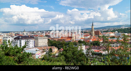 Einen Panoramablick auf die Stadt Cluj Napoca, Rumänien, an einem bewölkten Tag Stockfoto