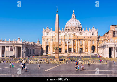 Rom, Italien, 30. August 2014: Touristen, die in den Petersdom in Rom, Italien, am 30. August 2014. Stockfoto