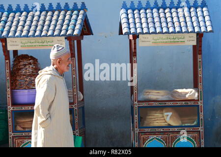 Chefchaouen, Marokko - Oktober 31, 2016: Der Mensch im typisch marokkanischen Kleidung in einem Markt von Chefchaouen, Marokko gekleidet Stockfoto