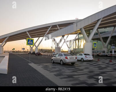 Autos mit Passagieren verlassen vom Eingang des modernen Flughafen namens Platov Stockfoto