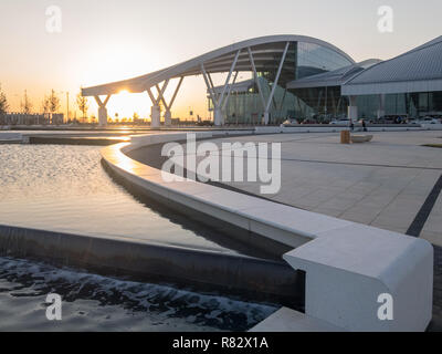 Blick auf den Brunnen und den linken Flügel der Moderne und komfortable Flughafen namens Platov bei Sonnenuntergang Stockfoto