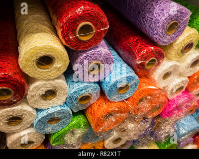 Rollen von texturierten dekorative Verpackung Papier in verschiedenen Farben auf dem Regal im Laden Stockfoto