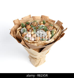 Schöne Weihnachten dekorativen Blumenstrauß verschiedene Nüsse, mit Zweigen der Weihnachtsbaum und Kugeln dekoriert Stockfoto