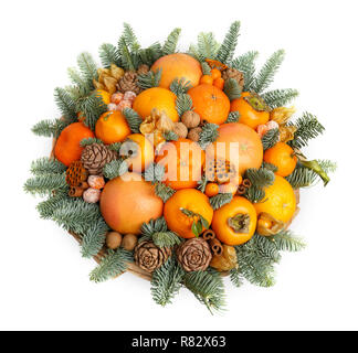 Originelles Weihnachtsgeschenk in Form von einem Blumenstrauß aus Mandarinen, Orangen, Grapefruit, Kaki, Walnüsse, mit Zweigen der Fir eingerichtet Stockfoto