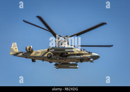 Internationale militärische technische Forum Armee 2018. Kampfhubschrauber Ka-52 Alligator, nannte die fliegender Panzer. Ansicht von der linken Seite, im Flug Stockfoto