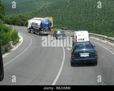 Großer Tank-LKW, Traktor - Anhänger auf kurvenreichen Italienische Autobahn in der Nähe von Pisa, Italien. Die sanften Hügel und kurvenreichen Straßen bieten dem Fahrer eine spektakuläre, herausfordernd und manchmal erschreckenden Fahrt durch die italienischen Berge. Stockfoto