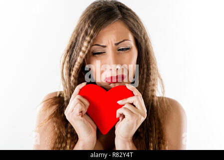 Schöne unglücklich Mädchen Weinen und halten rote Liebeskummer. Valentinstag-Konzept. Stockfoto