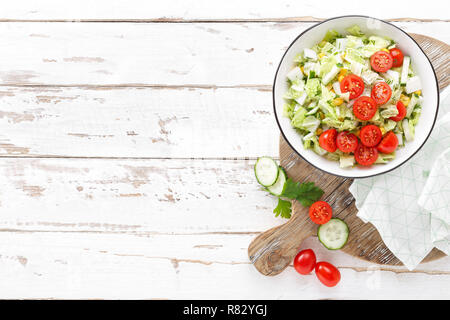 Gesunde Gemüse Salat von Chinakohl, Mais, Gurken und Tomaten. Köstliche vegetarische Ernährung Mittagessen. Veganes essen. Ansicht von oben. Flach Stockfoto