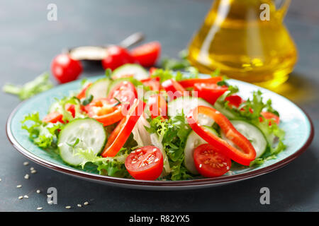 Gesunde vegetarische Gemüse Salat von frischem Salat, Gurken, Paprika und Tomaten. Vegan pflanzliche Lebensmittel Stockfoto