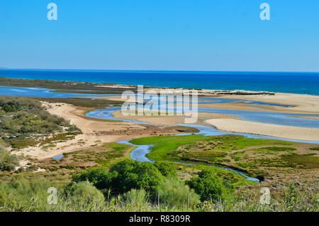 Panoramablick von Cacela Velha am Strand, Atlantik, und Ria Formosa an der Algarve, Portugal Stockfoto