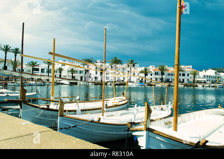 Traditionelle Fischerboote mit der Ortschaft Fornells im Hintergrund, Menorca, Balearen. Stockfoto