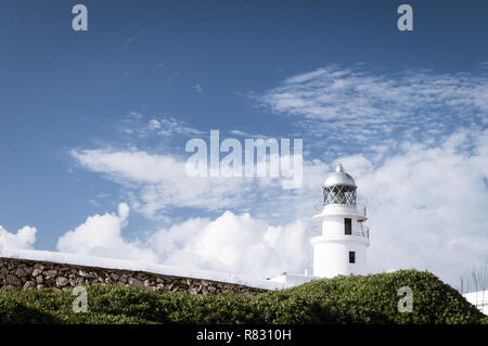 Traditionelle weiße Licht Haus in sonniger Tag in Gap Cavallería, Menorca, Balearen, Spanien. Stockfoto