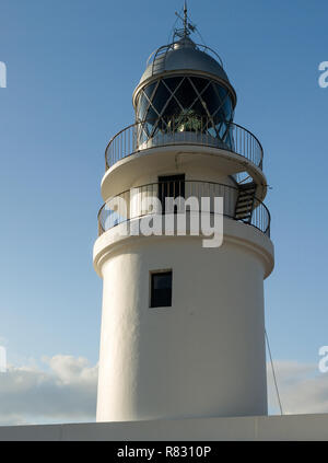 Traditionelle weiße Licht Haus in sonniger Tag in Gap Cavallería, Menorca, Balearen, Spanien. Stockfoto