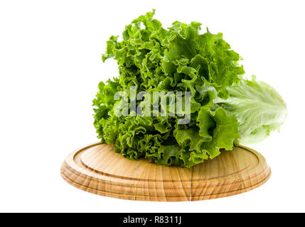 Ein Kopf des grünen Salat auf einem Holzbrett auf einem isolierten Hintergrund. Stockfoto