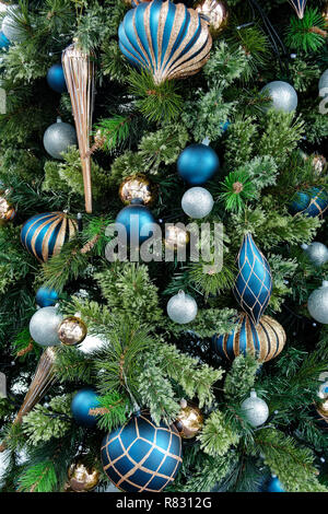 Helle Christbaumkugeln auf grüner Weihnachtsbaum Stockfoto
