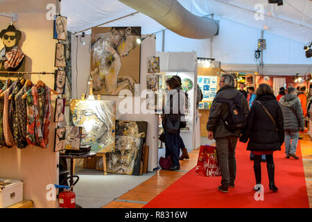 Kunden navigieren Sie durch die Bildschirme Entscheidungsträger Kunstmarkt in Rennes, Frankreich. Stockfoto