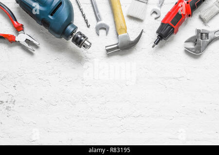 Vielzahl von Tools für ein Konstruktionen Arbeiter auf dem Grunge weiß Holz- Hintergrund Stockfoto