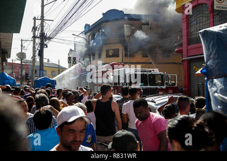 Sao Paulo, Brasilien. Dezember 12, 2018 - Feuerwehrleute arbeiten in einem großen Feuer in einem Store in der Region 25. März Street, berühmten Einkaufszentrum in Sao Paulo Quelle: Dario Oliveira/ZUMA Draht/Alamy leben Nachrichten Stockfoto