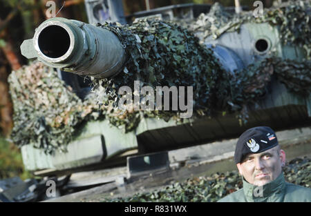 12. Dezember 2018, Mecklenburg-Vorpommern, Torgelow: Ein polnischer Leopard 2 Kampfpanzer steht auf dem Truppenübungsplatz Jägerbrück. Der Truppenübungsplatz Jägerbrück in der Nähe von Torgelow ist wieder die Szene für scharfe Feuer. Über 150 Polnische und deutsche Soldaten mit polnischen Leopard 2 Kampfpanzer und Deutschen Marder Infanterie kampffahrzeugen wird eine gemeinsame Bekämpfung Shooting für Schulungszwecke halten. Foto: Stefan Sauer/dpa-Zentralbild/dpa Stockfoto