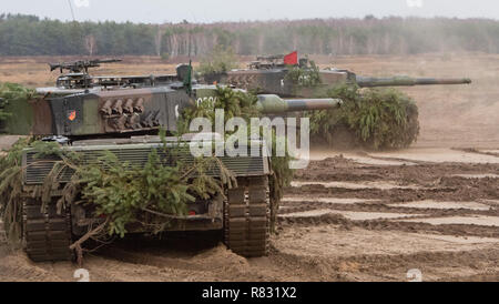 12. Dezember 2018, Mecklenburg-Vorpommern, Torgelow: Leopard 2 Kampfpanzer fahren auf dem Truppenübungsplatz Jägerbrück. Der Truppenübungsplatz Jägerbrück in der Nähe von Torgelow ist wieder die Szene für scharfe Feuer. Über 150 Polnische und deutsche Soldaten mit polnischen Leopard 2 Kampfpanzer und Deutschen Marder Infanterie kampffahrzeugen wird eine gemeinsame Bekämpfung Shooting für Schulungszwecke halten. Foto: Stefan Sauer/dpa-Zentralbild/dpa Stockfoto