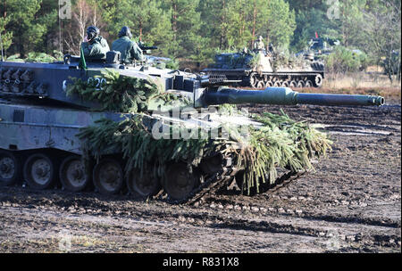 12. Dezember 2018, Mecklenburg-Vorpommern, Torgelow: Leopard 2 Kampfpanzer fahren auf dem Truppenübungsplatz Jägerbrück. Der Truppenübungsplatz Jägerbrück in der Nähe von Torgelow ist wieder die Szene für scharfe Feuer. Über 150 Polnische und deutsche Soldaten mit polnischen Leopard 2 Kampfpanzer und Deutschen Marder Infanterie kampffahrzeugen wird eine gemeinsame Bekämpfung Shooting für Schulungszwecke halten. Foto: Stefan Sauer/dpa-Zentralbild/dpa Stockfoto