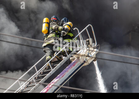 Sao Paulo, Brasilien. 12. Dezember, 2018. Fabric store Brand März 25 - bei einem Feuer große Ausmaße zerstört eine Fabric store in der Region des 25. März Zentrum der Stadt Sao Paulo heute Morgen 12 Credit: AGIF/Alamy leben Nachrichten Stockfoto