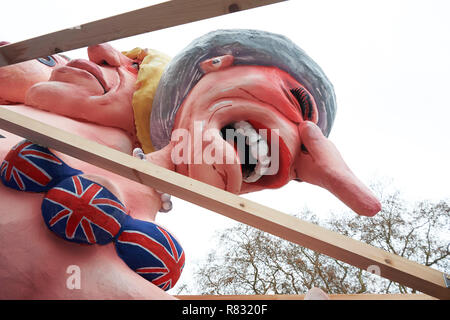 London UK. 12. Dezember 2018. Bildnisse von Premierminister Theresa May, Boris Johnson und Michael Gove außerhalb des Parlaments. Quelle: Thomas Bowles/Alamy leben Nachrichten Stockfoto