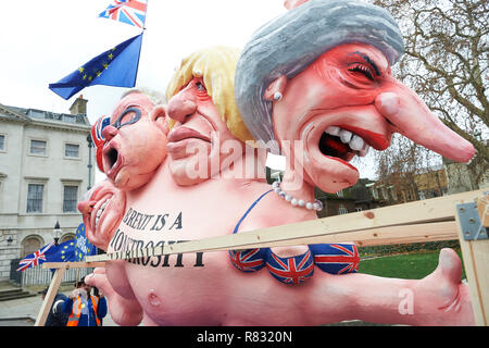 London UK. 12. Dezember 2018. Bildnisse von Premierminister Theresa May, Boris Johnson und Michael Gove außerhalb des Parlaments. Quelle: Thomas Bowles/Alamy leben Nachrichten Stockfoto