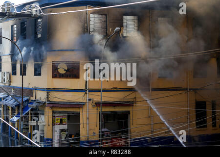 Sao Paulo, Brasilien. Dezember 12, 2018 - Feuerwehrleute arbeiten in einem großen Feuer in einem Store in der Region 25. März Street, berühmten Einkaufszentrum in Sao Paulo Quelle: Dario Oliveira/ZUMA Draht/Alamy leben Nachrichten Stockfoto