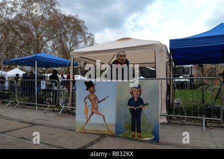 London, Großbritannien. 12. Dezember 2018: satirische Künstler Kaya Mar Posen mit einem seiner Bilder neben dem Datenträger ab, den Stift auf College Green. Credit: Claire Doherty/Alamy leben Nachrichten Stockfoto