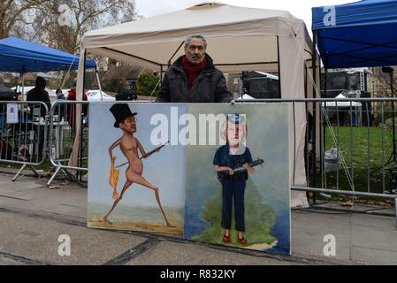 London, Großbritannien. 12. Dezember 2018: satirische Künstler Kaya Mar Posen mit einem seiner Bilder neben dem Datenträger ab, den Stift auf College Green. Credit: Claire Doherty/Alamy leben Nachrichten Stockfoto