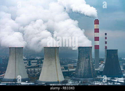 Laziska Górne, Polen. 12 Dez, 2018. Rauch und Dampf steigt aus den Schornsteinen und Kühltürme in der laziska Kohlekraftwerk in der Nähe von Katowice. Der UN-Klimagipfel zum Klimawandel wird Platz in der südlichen polnischen Stadt nehmen bis zum 14. Dezember. Credit: Monika Skolimowska/dpa-Zentralbild/dpa/Alamy leben Nachrichten Stockfoto