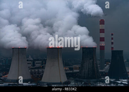 Laziska Górne, Polen. 12 Dez, 2018. Rauch und Dampf steigt aus den Schornsteinen und Kühltürme in der laziska Kohlekraftwerk in der Nähe von Katowice. Der UN-Klimagipfel zum Klimawandel wird Platz in der südlichen polnischen Stadt nehmen bis zum 14. Dezember. Credit: Monika Skolimowska/dpa-Zentralbild/dpa/Alamy leben Nachrichten Stockfoto