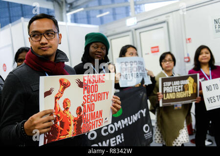 Katowice, Polen. 12 Dez, 2018. Aktivisten sind gesehen Inszenierung ein Protest während der COP 24 UN-Klimakonferenz 2018. Credit: Omar Marques/SOPA Images/ZUMA Draht/Alamy leben Nachrichten Stockfoto