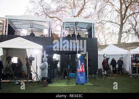 London, Großbritannien. 12. Dezember 2018. Ein Pro Europa Demonstrant in College Green Westminster während der Berichterstattung in den Medien nach dem Misstrauensvotum gegen Premierminister Theresa kann durch die Mitglieder der Konservativen Partei Credit: Amer ghazzal/Alamy leben Nachrichten Stockfoto