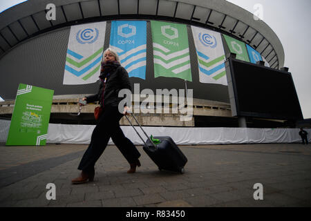 Katowice, Polen. 12 Dez, 2018. Eine Frau gesehen wird, Verlassen der COP 24 UN-Klimakonferenz 2018. Credit: Omar Marques/SOPA Images/ZUMA Draht/Alamy leben Nachrichten Stockfoto