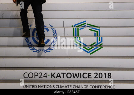 Katowice, Polen. 12 Dez, 2018. Ein Mann wird gesehen, zu Fuß neben der COP 24 Zeichen während der COP 24 UN-Klimakonferenz 2018. Credit: Omar Marques/SOPA Images/ZUMA Draht/Alamy leben Nachrichten Stockfoto