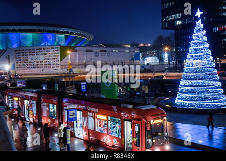 Katowice, Polen. 12 Dez, 2018. Die Menschen gesehen, die mit der Straßenbahn neben dem COP 24 UN-Konferenz zum Klimawandel 2018 Veranstaltungsort. Credit: Omar Marques/SOPA Images/ZUMA Draht/Alamy leben Nachrichten Stockfoto