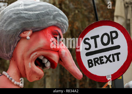 Westminster, London, UK, 12. Dez. 2018 - eine Skulptur von einer anti-Brexit Kampagne Gruppe, Premierminister Theresa kann außerhalb des Parlaments. Der britische Premierminister Theresa Mai angekündigt, dass sie heute Abend's Contest Misstrauensvotum in ihrer Führung. Credit: Dinendra Haria/Alamy leben Nachrichten Stockfoto