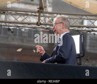 London 12 Deceember 2018 Politiker und Kommentatoren sprechen Sie mit den Medien im College Green, gegenüber dem Unterhaus nach dem announcemnet der Misstrauensantrag gegen die Premierminister Theresa May Michael Gove, Umwelt Sekretär, spricht mit der mdia der Premierminister, Kredit Ian Davidson/Alamy Leben Nachrichten zu unterstützen. Stockfoto