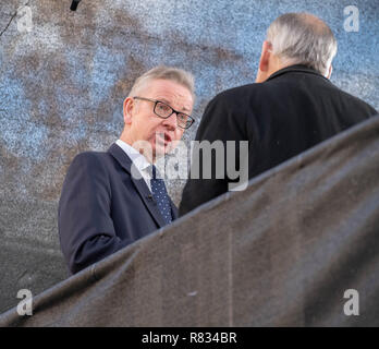 London 12 Deceember 2018 Politiker und Kommentatoren sprechen Sie mit den Medien im College Green, gegenüber dem Unterhaus nach dem announcemnet der Misstrauensantrag gegen die Premierminister Theresa May Michael Gove, Umwelt Sekretär, unterstützt der Premierminister in einem TV-intereview Credit Ian Davidson/Alamy leben Nachrichten Stockfoto