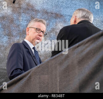 London 12 Deceember 2018 Politiker und Kommentatoren sprechen Sie mit den Medien im College Green, gegenüber dem Unterhaus nach dem announcemnet der Misstrauensantrag gegen die Premierminister Theresa May Michael Gove, Umwelt Sekretär unterstützt die Uhr in einem TV-Interview Credit Ian Davidson/Alamy leben Nachrichten Stockfoto