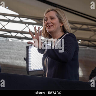 London 12 Deceember 2018 Politiker und Kommentatoren sprechen Sie mit den Medien im College Green, gegenüber dem Unterhaus nach dem announcemnet der Misstrauensantrag gegen die Premierminister Theresa kann Orange Rudd, Arbeit und Altersversorgung Sekretär unterstützt der Premierminister in einem TV-Interview Credit Ian Davidson/Alamy leben Nachrichten Stockfoto