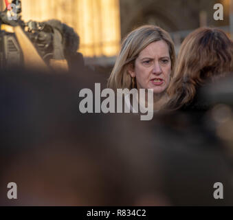 London 12 Deceember 2018 Politiker und Kommentatoren sprechen Sie mit den Medien im College Green, gegenüber dem Unterhaus nach dem announcemnet der Misstrauensantrag gegen die Premierminister Theresa kann Orange Rudd Arbeit und Pensionen Staatssekretär spricht mit den Medien Credit Ian Davidson/Alamy leben Nachrichten Stockfoto